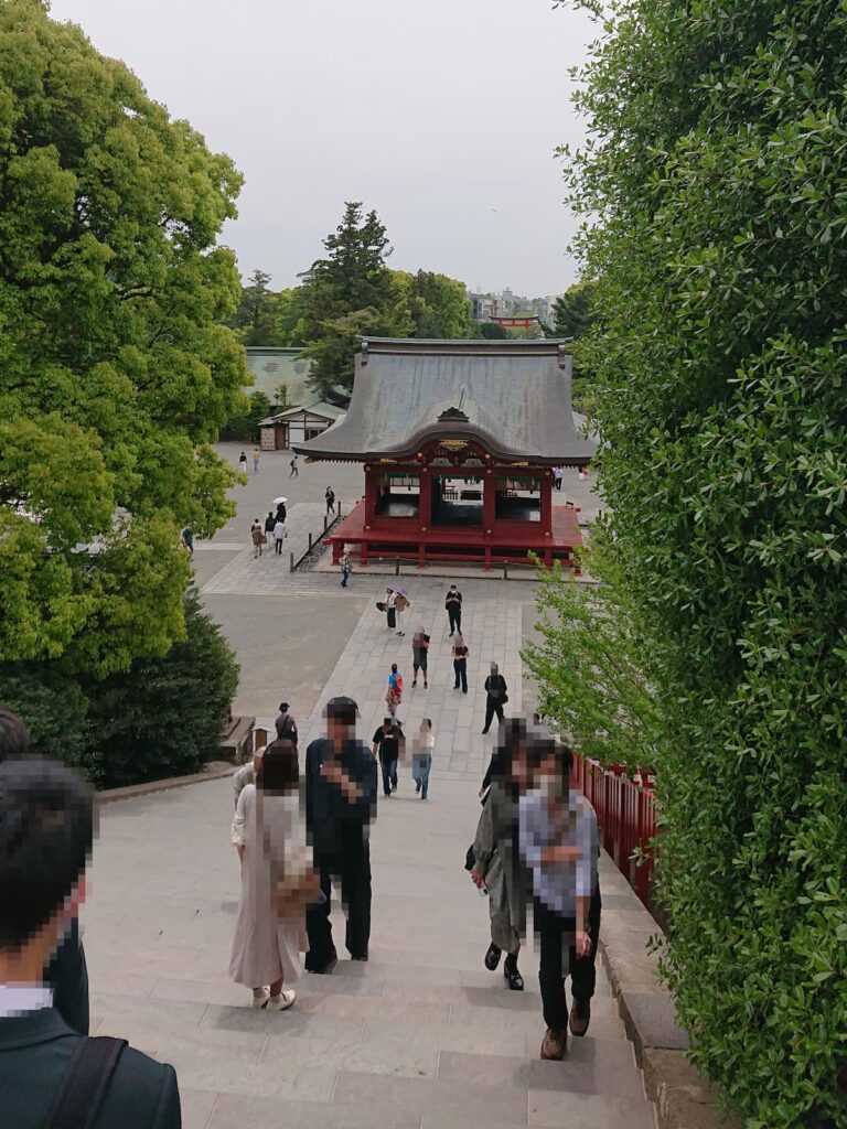 本宮から見る参道と由比ヶ浜