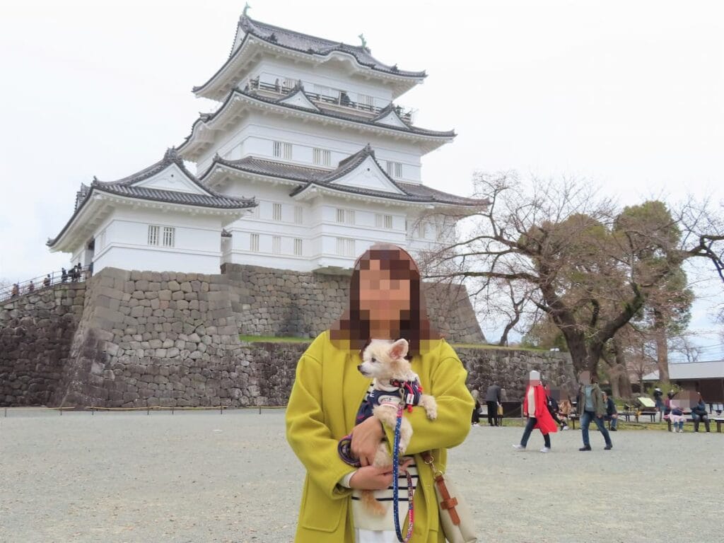 天守閣前で記念撮影