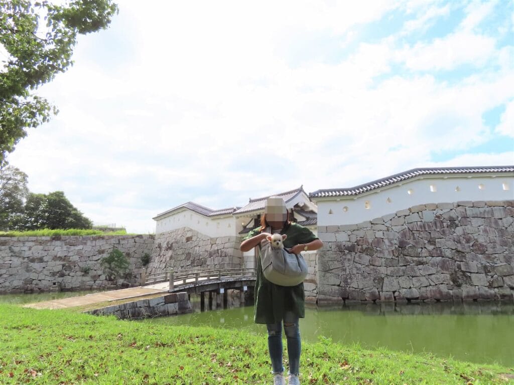 本丸門とママと犬