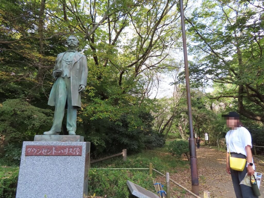 ダウンセント・ハリスの像