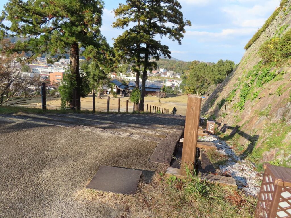 二階門跡への階段