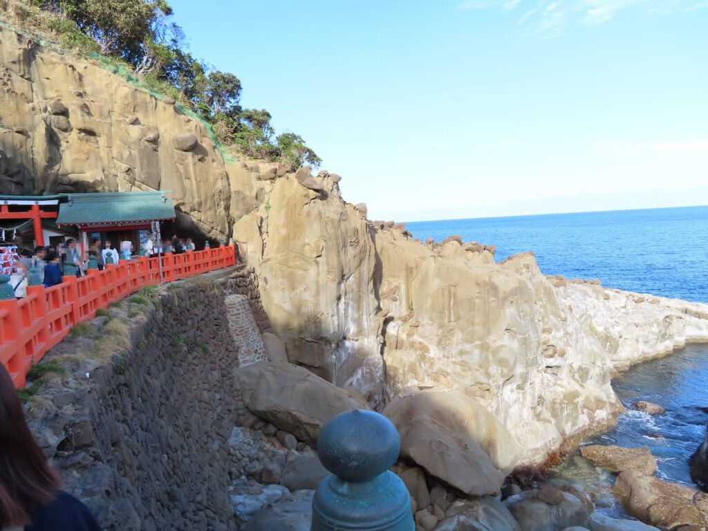 亀石と断崖絶壁