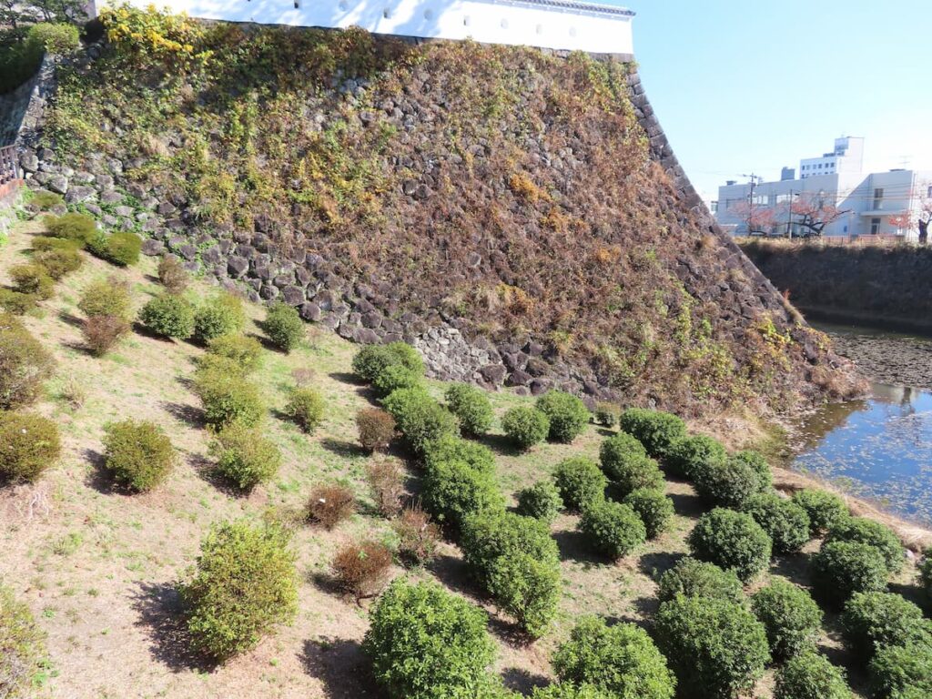 強固な地盤の上に築かれた島原城の石垣