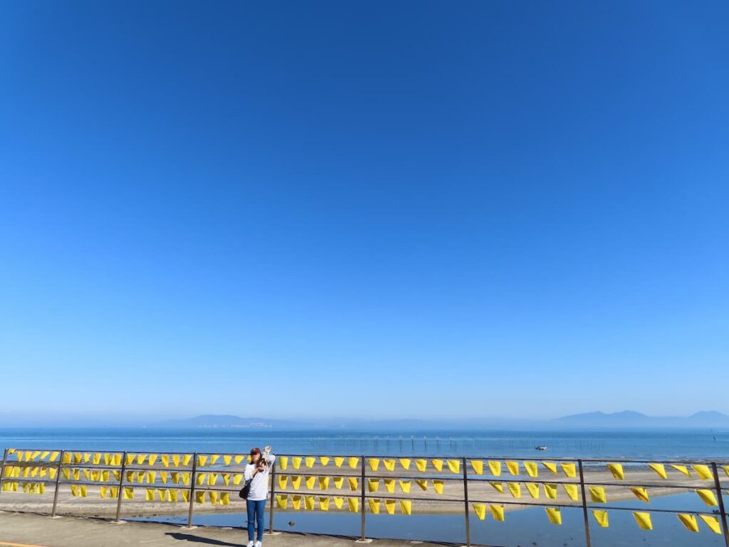 大三東駅にある幸福の黄色いハンカチの前で記念撮影