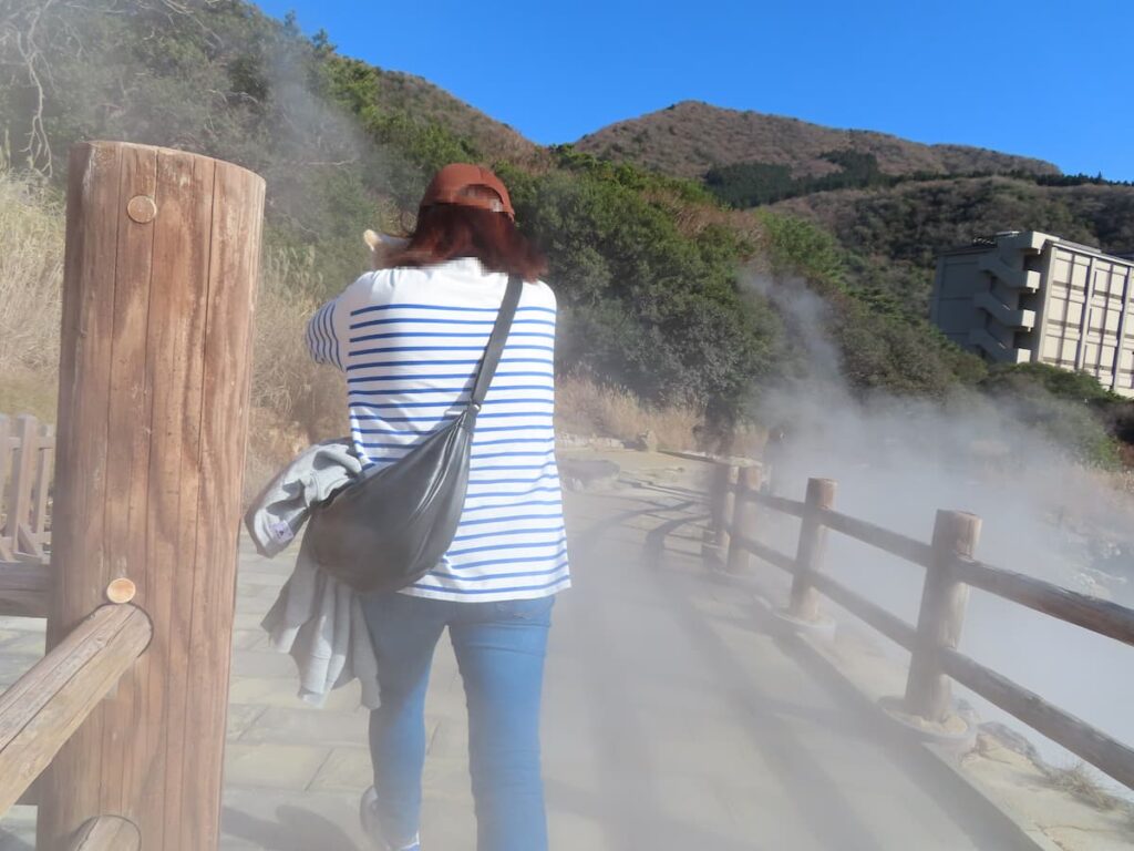 噴気の中を進むママと犬