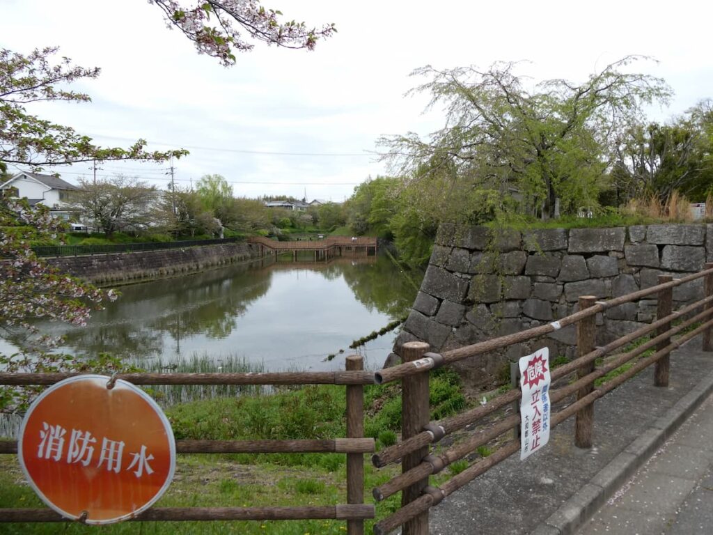 南御門跡にある石垣と鰻堀池