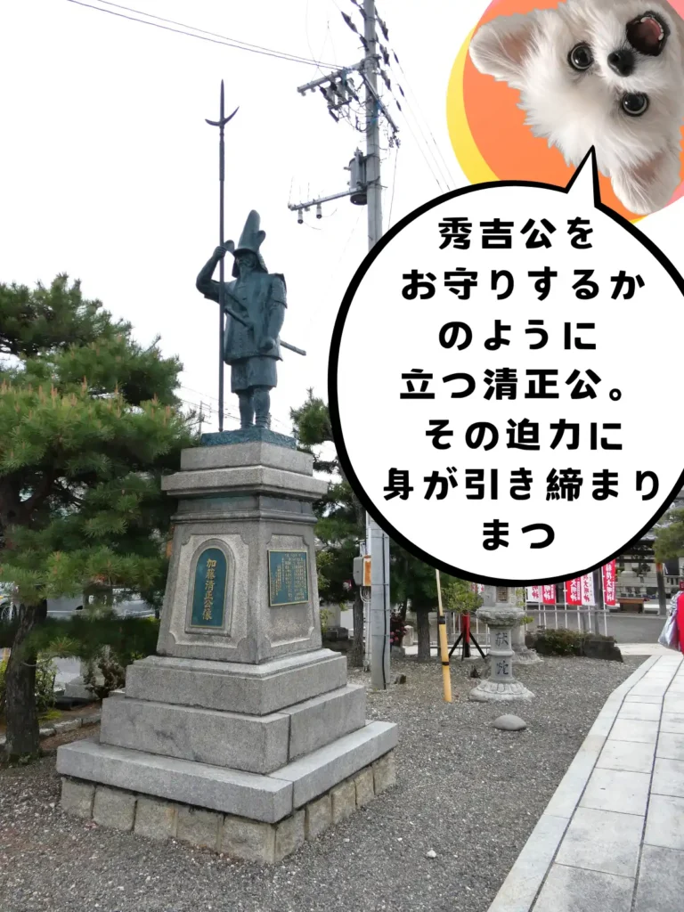 参道に建つ加藤清正公の像