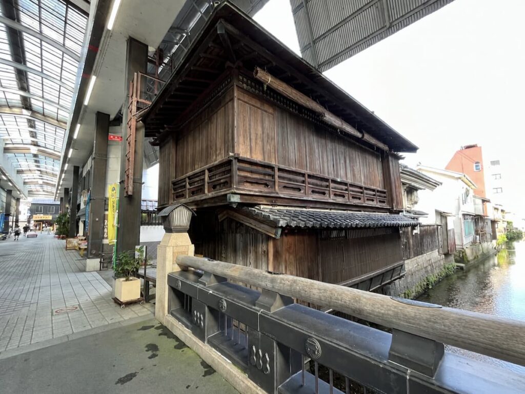 玉八商店西家付近の米川沿いと西田天香ゆかりの家