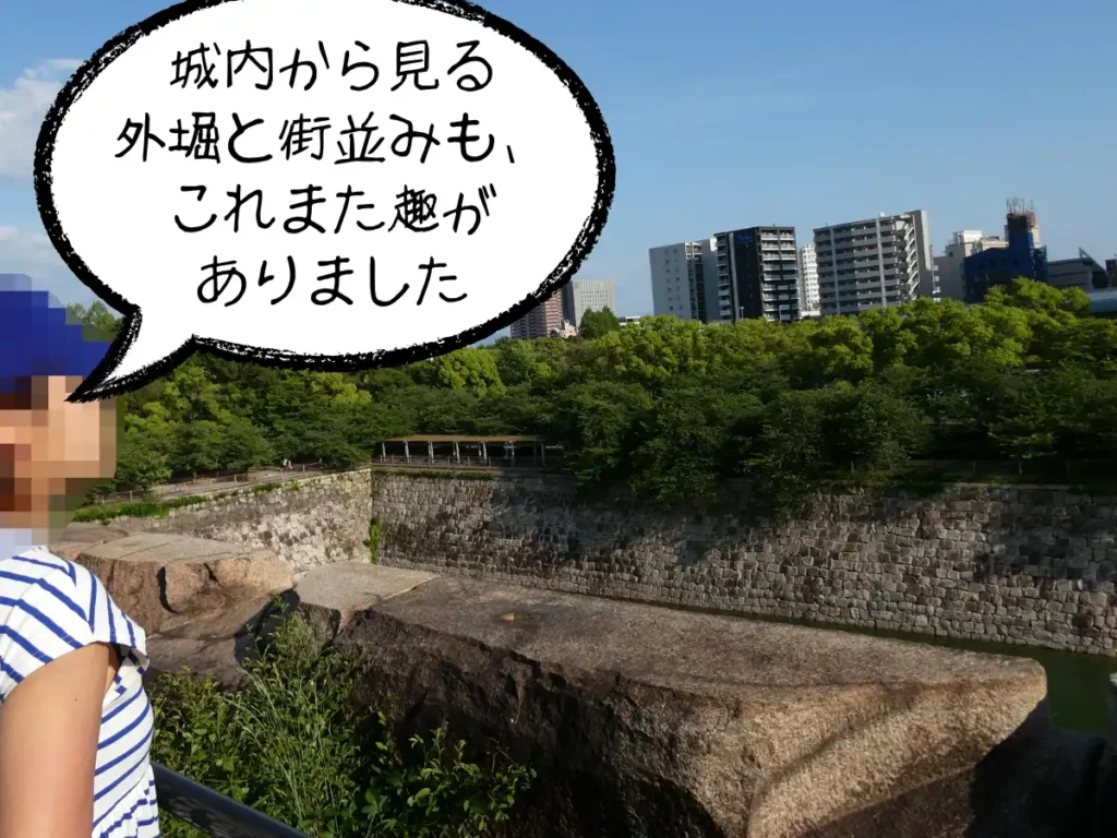 城内から眺める南外堀と街並み