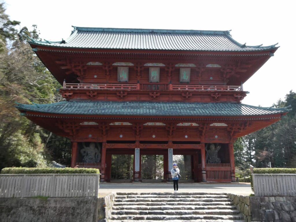 入口側から見た大門