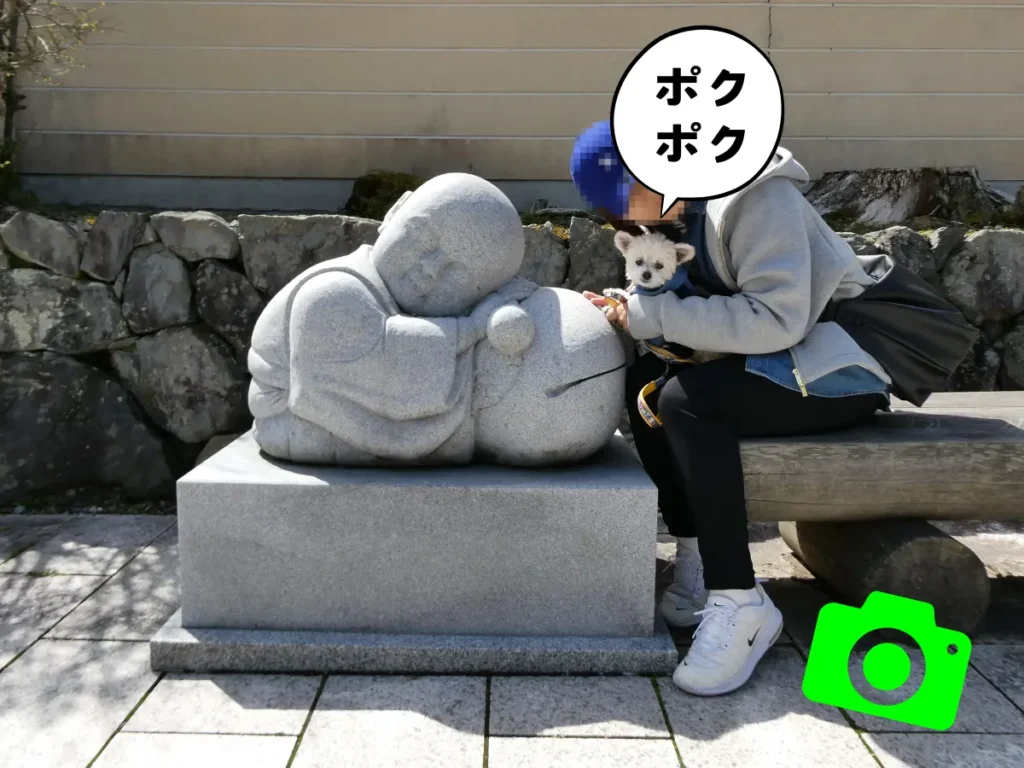 小坊主の石像と記念撮影